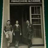 ...che dal fratello Michele. Quest�ultimo inaugur� un parrucchiere in via Melo, nel punto in cui oggi si trova la libreria Feltrinelli, per poi spostarsi nel 1955 in corso Cavour, nei pressi della Chiesa del Sacro Cuore, dove � rimasto sino al 1990